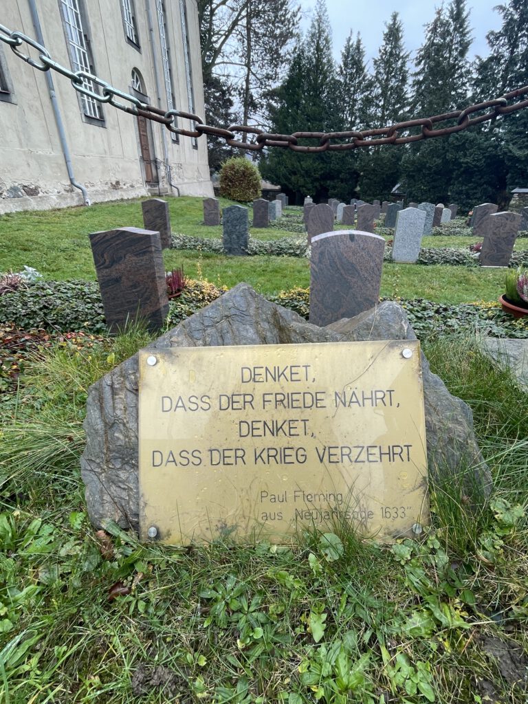 Kriegerdenkmal mit Spruch von Paul Fleming (Neujahrsrede 1633)
