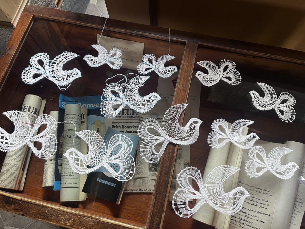 Doves from bobbin lace Club Thierfeld